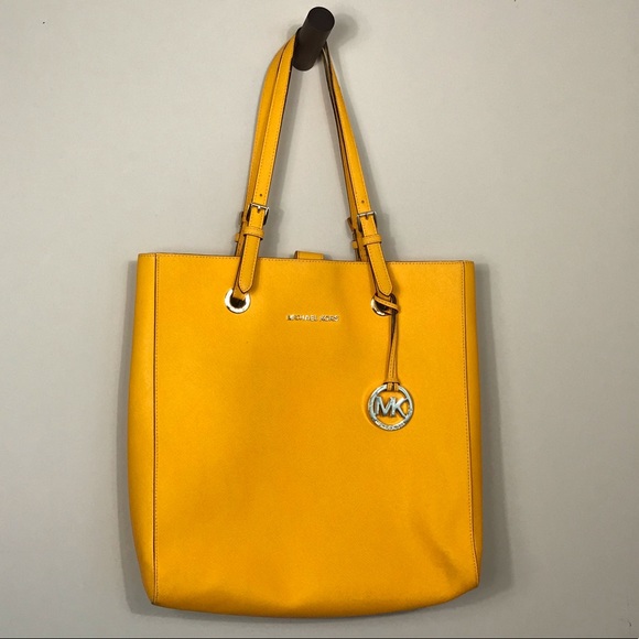Michael Kors Handbags - 👜ON SALE👜Michael Kors Saffiano Jet Set Tote